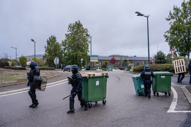 Protesters reinforce filtering blockades and traffic disruptions in Nancy ahead of major afternoon mobilization NANCY, FRANCE - OCTOBER 17: French riot police officers clear street barricades and makeshift road obstacles to reopen traffic lanes during ongoing protests in Nancy, France on Saturday, October 17, 2026. Law enforcement intervened along major urban thoroughfares and roundabouts to dismantle filtering blockades and restore public transportation networks ahead of a major planned afternoon mobilization. Muhammed Said Tako Anadolu Nancy France. Editorial use only. Please get in touch for any other usage.  Copyright: x2026xAnadoluxMuhammedxSaidxTakox