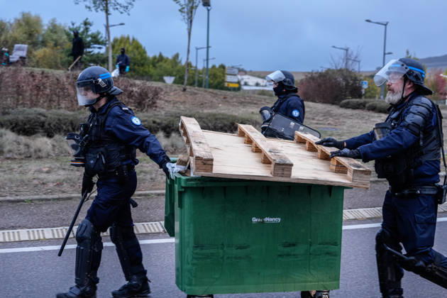 Protesters reinforce filtering blockades and traffic disruptions in Nancy ahead of major afternoon mobilization NANCY, FRANCE - OCTOBER 17: French riot police officers clear street barricades and makeshift road obstacles to reopen traffic lanes during ongoing protests in Nancy, France on Saturday, October 17, 2026. Law enforcement intervened along major urban thoroughfares and roundabouts to dismantle filtering blockades and restore public transportation networks ahead of a major planned afternoon mobilization. Muhammed Said Tako Anadolu Nancy France. Editorial use only. Please get in touch for any other usage.  Copyright: x2026xAnadoluxMuhammedxSaidxTakox