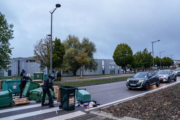 Protesters reinforce filtering blockades and traffic disruptions in Nancy ahead of major afternoon mobilization NANCY, FRANCE - OCTOBER 17: French riot police officers clear street barricades and makeshift road obstacles to reopen traffic lanes during ongoing protests in Nancy, France on Saturday, October 17, 2026. Law enforcement intervened along major urban thoroughfares and roundabouts to dismantle filtering blockades and restore public transportation networks ahead of a major planned afternoon mobilization. Muhammed Said Tako Anadolu Nancy France. Editorial use only. Please get in touch for any other usage.  Copyright: x2026xAnadoluxMuhammedxSaidxTakox