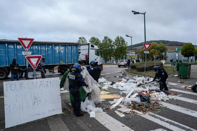 Protesters reinforce filtering blockades and traffic disruptions in Nancy ahead of major afternoon mobilization NANCY, FRANCE - OCTOBER 17: French riot police officers clear street barricades and makeshift road obstacles to reopen traffic lanes during ongoing protests in Nancy, France on Saturday, October 17, 2026. Law enforcement intervened along major urban thoroughfares and roundabouts to dismantle filtering blockades and restore public transportation networks ahead of a major planned afternoon mobilization. Muhammed Said Tako Anadolu Nancy France. Editorial use only. Please get in touch for any other usage.  Copyright: x2026xAnadoluxMuhammedxSaidxTakox