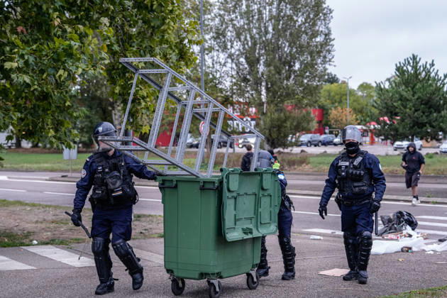 Protesters reinforce filtering blockades and traffic disruptions in Nancy ahead of major afternoon mobilization NANCY, FRANCE - OCTOBER 17: French riot police officers clear street barricades and makeshift road obstacles to reopen traffic lanes during ongoing protests in Nancy, France on Saturday, October 17, 2026. Law enforcement intervened along major urban thoroughfares and roundabouts to dismantle filtering blockades and restore public transportation networks ahead of a major planned afternoon mobilization. Muhammed Said Tako Anadolu Nancy France. Editorial use only. Please get in touch for any other usage.  Copyright: x2026xAnadoluxMuhammedxSaidxTakox