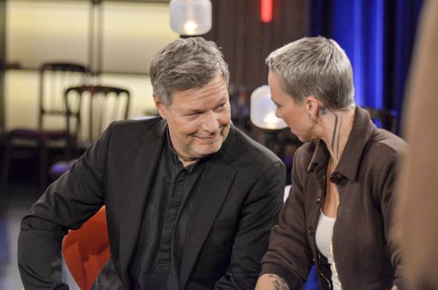 ABB KOELNERTREFF- Stefanie Heinzmann Saengerin mit Robert Habeck deutscher Schriftsteller und ehemaliger Gruenen Politiker zu Gast in der WDR Talkshow Koelner Treff aus dem Studio Boecklemuend am 16.10.2026 in Koeln Hamburg Deutschland