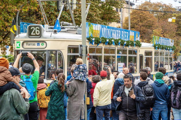 Jubiläums-Korso 150 Jahre Tram in München, Zwischenstopp am Maxmonument, 17. Oktober 2026 Deutschland, München, 17. Oktober 2026, Jubiläums-Korso 150 Jahre Tram in München, Zwischenstopp am Maxmonument, Tram Linie 26 zum Harras, M-Wagen von 1957, hunderte Schaulustige verfolgen die Parade, dabei sind historische Trambahnen aus 150 Jahre Geschichte, die MVG feiert 150 Jahre Straßenbahn, 1876 fur die erste Pferdebahn in München, Maximilianstraße, Bayern,