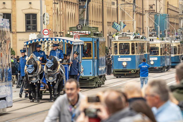 Jubiläums-Korso 150 Jahre Tram in München, eine Pferdebahn führt den Fahrzeugkorso an, dahinter ein A-Wagen von 1901, München, 17. Oktober 2026 Deutschland, München, 17. Oktober 2026, Jubiläums-Korso 150 Jahre Tram in München, die Pferdebahn führt die Parade durch die Maximilianstraße an, 1876 fur die erste Pferdebahn in München, dahinter der sog. A-Wagen von 1901, dahinter Baureihe D, war von 1911 bis 1972 im Einsatz, hunderte Schaulustige säumen die Maximilianstraße, verfolgen die Parade, dabei sind historische Trambahnen aus 150 Jahre Geschichte, die MVG feiert 150 Jahre Straßenbahn, Maximilianstraße, Bayern,