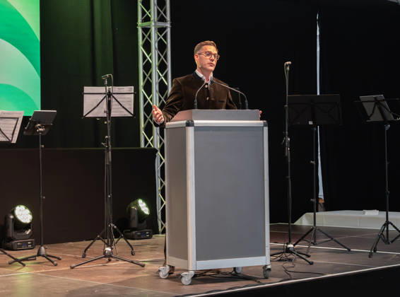 Ravensburg Bürgerempfang auf der Oberschwabenschau mi Manuel Hagel (CDU), stellvertretender Ministerpräsident und OB Daniel Rapp Manuel Hagel bei seiner Rede auf der Oberschwabenschau 2026 Bürgerempfang der Stadt Ravensburg auf der Oberschwabenschau 2026. Ravensburg, Baden-Württemberg, Deutschland, 17.10.2026. Oberbürgermeister Dr. Daniel Rapp und Manuel Hagel (CDU), stellvertretender Ministerpräsident sowie Minister des Inneren, für Digitalisierung und Europa des Landes Baden-Württemberg, beim Bürgerempfang. For editorial use only. Copyright: xEibner-Pressefotox EP_EER