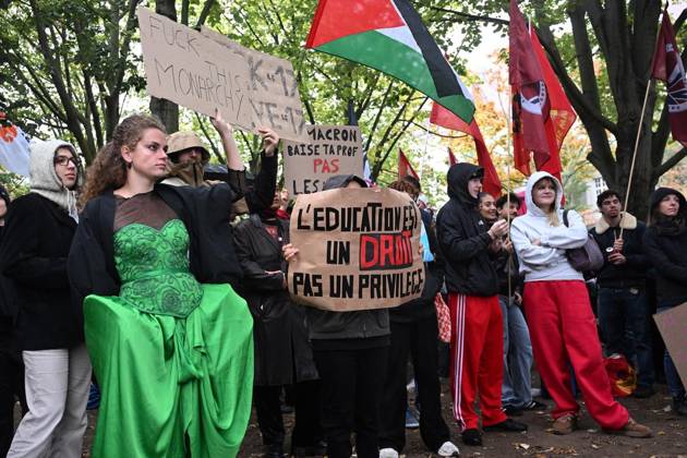 Demonstration Â«Solidarität mit den Schüler:innen in FrankreichÂ» ** NUR FÜR REDAKTIONELLE ZWECKE ** EDITORIAL USE ONLY **<p>Demonstration Â«Solidarität mit den Schüler:innen in FrankreichÂ» im Kleistpark, fotografiert am 17.10.2026 in Berlin. Berlin Berlin Berlin Copyright: MaurizioxGambarini