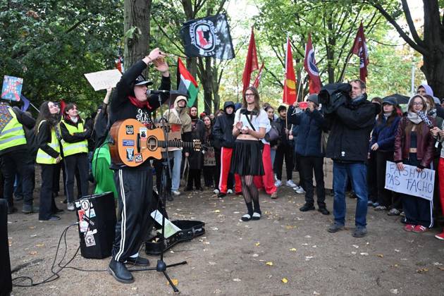 Demonstration Â«Solidarität mit den Schüler:innen in FrankreichÂ» ** NUR FÜR REDAKTIONELLE ZWECKE ** EDITORIAL USE ONLY **<p>Demonstration Â«Solidarität mit den Schüler:innen in FrankreichÂ» im Kleistpark, fotografiert am 17.10.2026 in Berlin. Berlin Berlin Berlin Copyright: MaurizioxGambarini