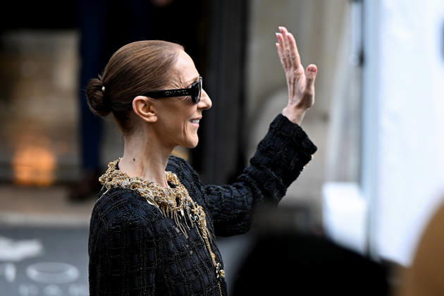 Céline Dion spends time with her fans outside her hotel in Paris. Céline Dion spends time with fans before heading to the venue, the Royal Monceau Hotel in Paris, France 460538 2026 10 17 Paris France Dion, Céline  Copyright: xL.Urmanx xStarfacex STAR_460538_011