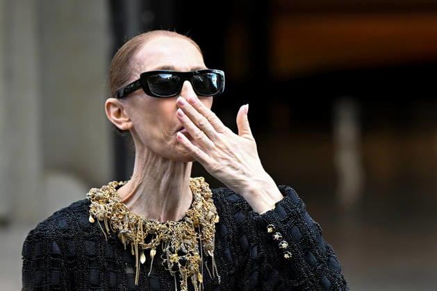 Céline Dion spends time with her fans outside her hotel in Paris. Céline Dion spends time with fans before heading to the venue, the Royal Monceau Hotel in Paris, France 460538 2026 10 17 Paris France Dion, Céline  Copyright: xL.Urmanx xStarfacex STAR_460538_015