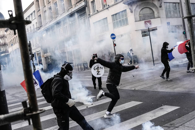 French police intervene in Nancy protests against rising living costs NANCY, FRANCE - OCTOBER 17: French riot police officers deploy tear gas to disperse demonstrators clashing with law enforcement during a nationwide protest over rising living costs, fuel prices, and education funding in Nancy, France on Saturday, October 17, 2026. Clashes broke out after groups of youth set up street barricades around secondary schools and central thoroughfares, prompting police units to intervene with crowd-control canisters to reopen urban transit corridors. Muhammed Said Tako Anadolu Nancy France. Editorial use only. Please get in touch for any other usage.  Copyright: x2026xAnadoluxMuhammedxSaidxTakox