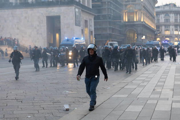 IPA89812256 - Milan, October 17, 2026: Italia in Piazza demonstration; violent clashes between police and the student movement  Copyright: xFrancescoxEnriquezx xFrancescoxEnriquezx IPA89812256