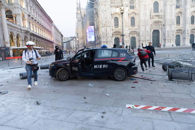 IPA89812262 - Milan, October 17, 2026: Italia in Piazza demonstration; violent clashes between police and the student movement  Copyright: xFrancescoxEnriquezx xFrancescoxEnriquezx IPA89812262