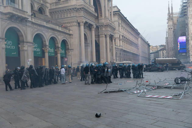 IPA89812277 - Milan, October 17, 2026: Italia in Piazza demonstration; violent clashes between police and the student movement  Copyright: xFrancescoxEnriquezx xFrancescoxEnriquezx IPA89812277