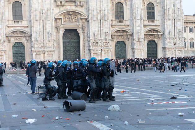 IPA89812282 - Milan, October 17, 2026: Italia in Piazza demonstration; violent clashes between police and the student movement  Copyright: xFrancescoxEnriquezx xFrancescoxEnriquezx IPA89812282