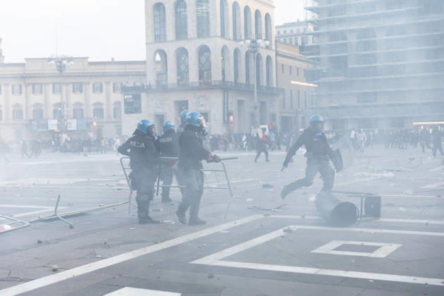IPA89812295 - Milan, October 17, 2026: Italia in Piazza demonstration; violent clashes between police and the student movement  Copyright: xFrancescoxEnriquezx xFrancescoxEnriquezx IPA89812295
