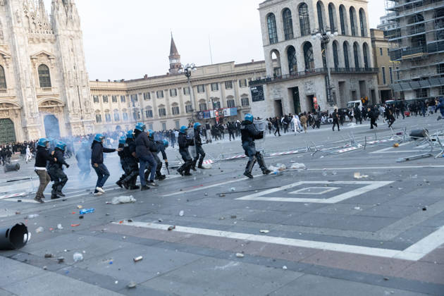 IPA89812300 - Milan, October 17, 2026: Italia in Piazza demonstration; violent clashes between police and the student movement  Copyright: xFrancescoxEnriquezx xFrancescoxEnriquezx IPA89812300