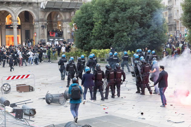 IPA89812321 - Milan, October 17, 2026: Italia in Piazza demonstration; violent clashes between police and the student movement  Copyright: xFrancescoxEnriquezx xFrancescoxEnriquezx IPA89812321