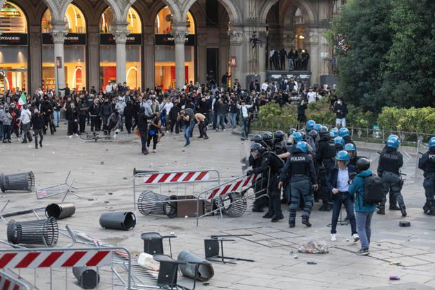 IPA89812334 - Milan, October 17, 2026: Italia in Piazza demonstration; violent clashes between police and the student movement  Copyright: xFrancescoxEnriquezx xFrancescoxEnriquezx IPA89812334