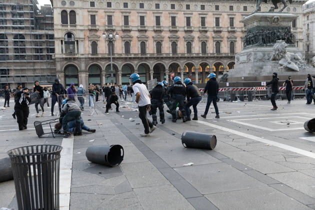 IPA89812373 - Milan, October 17, 2026: Italia in Piazza demonstration; violent clashes between police and the student movement  Copyright: xFrancescoxEnriquezx xFrancescoxEnriquezx IPA89812373