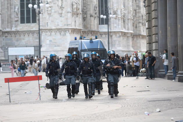 IPA89812390 - Milan, October 17, 2026: Italia in Piazza demonstration; violent clashes between police and the student movement  Copyright: xFrancescoxEnriquezx xFrancescoxEnriquezx IPA89812390