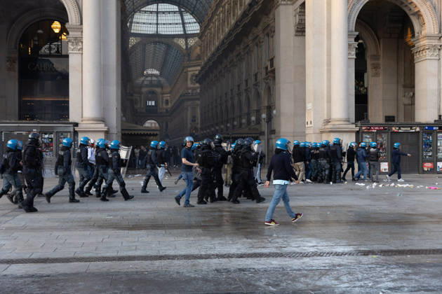 IPA89812399 - Milan, October 17, 2026: Italia in Piazza demonstration; violent clashes between police and the student movement  Copyright: xFrancescoxEnriquezx xFrancescoxEnriquezx IPA89812399