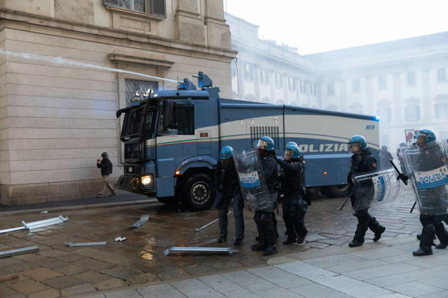 IPA89812252 - Milan, October 17, 2026: Italia in Piazza demonstration; violent clashes between police and the student movement  Copyright: xFrancescoxEnriquezx xFrancescoxEnriquezx IPA89812252