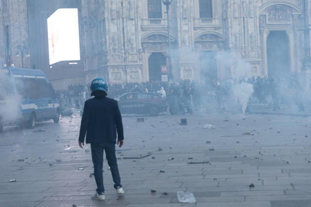 IPA89812269 - Milan, October 17, 2026: Italia in Piazza demonstration; violent clashes between police and the student movement  Copyright: xFrancescoxEnriquezx xFrancescoxEnriquezx IPA89812269