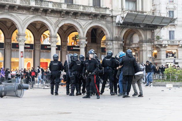 IPA89812348 - Milan, October 17, 2026: Italia in Piazza demonstration; violent clashes between police and the student movement  Copyright: xFrancescoxEnriquezx xFrancescoxEnriquezx IPA89812348