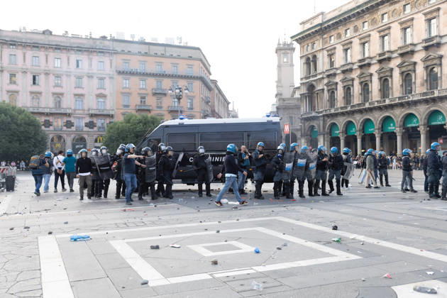 IPA89812402 - Milan, October 17, 2026: Italia in Piazza demonstration; violent clashes between police and the student movement  Copyright: xFrancescoxEnriquezx xFrancescoxEnriquezx IPA89812402