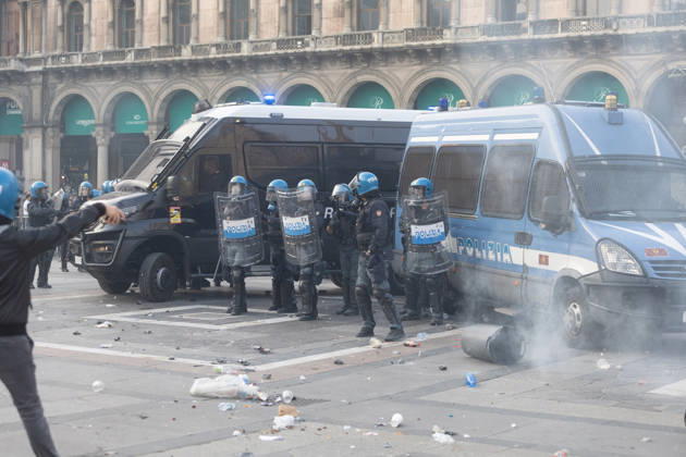 IPA89812407 - Milan, October 17, 2026: Italia in Piazza demonstration; violent clashes between police and the student movement  Copyright: xFrancescoxEnriquezx xFrancescoxEnriquezx IPA89812407