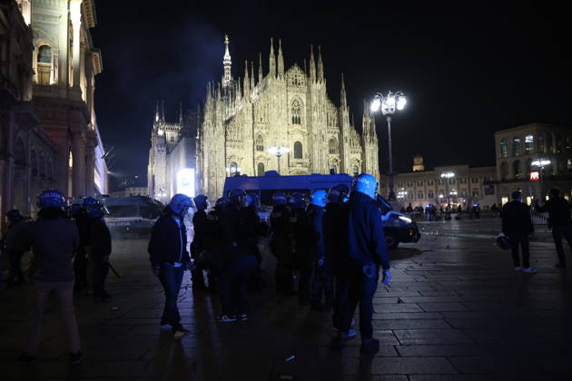 RECORD DATE NOT STATED IPA89813364 - Milan, October 17, 2026: Italia in Piazza demonstration; violent clashes between police and the student movement; a construction site in Piazza Duomo set on fire  Copyright: xx xFrancescoxEnriquezx IPA89813364.jpeg