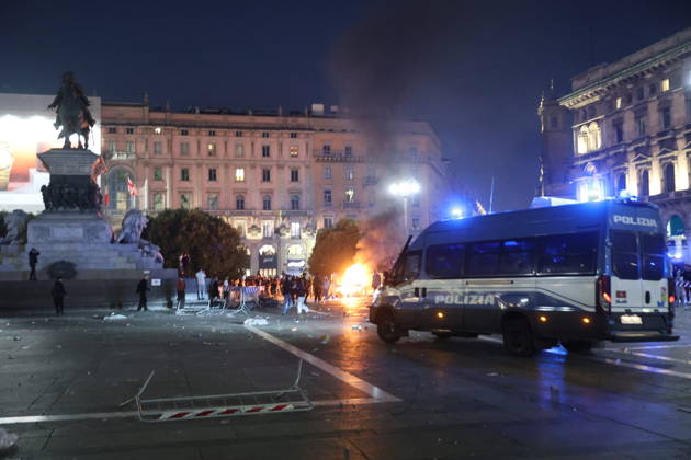 RECORD DATE NOT STATED IPA89813397 - Milan, October 17, 2026: Italia in Piazza demonstration; violent clashes between police and the student movement; a construction site in Piazza Duomo set on fire  Copyright: xx xFrancescoxEnriquezx IPA89813397.jpeg