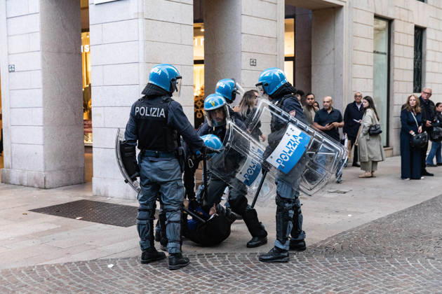IPA89816680 - Milan, October 17, 2026: Italia in Piazza demonstration; violent clashes between police and the student movement  Copyright: xFrancescoxEnriquezx xFrancescoxEnriquezx IPA89816680