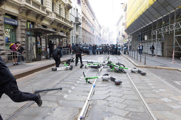 IPA89816852 - Milan, October 17, 2026: Italia in Piazza demonstration; violent clashes between police and the student movement  Copyright: xFrancescoxEnriquezx xFrancescoxEnriquezx IPA89816852