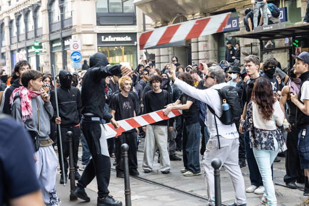 IPA89816875 - Milan, October 17, 2026: Italia in Piazza demonstration; violent clashes between police and the student movement  Copyright: xFrancescoxEnriquezx xFrancescoxEnriquezx IPA89816875
