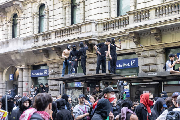 IPA89816888 - Milan, October 17, 2026: Italia in Piazza demonstration; violent clashes between police and the student movement  Copyright: xFrancescoxEnriquezx xFrancescoxEnriquezx IPA89816888