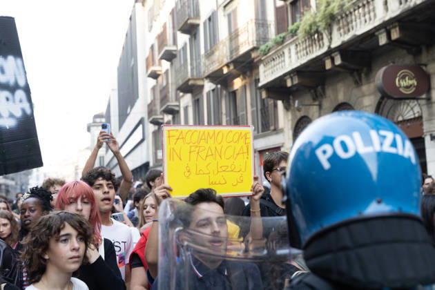 IPA89816904 - Milan, October 17, 2026: Italia in Piazza demonstration; violent clashes between police and the student movement  Copyright: xFrancescoxEnriquezx xFrancescoxEnriquezx IPA89816904