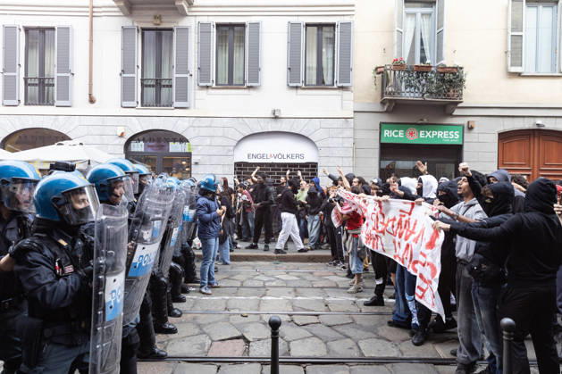 IPA89816949 - Milan, October 17, 2026: Italia in Piazza demonstration; violent clashes between police and the student movement  Copyright: xFrancescoxEnriquezx xFrancescoxEnriquezx IPA89816949