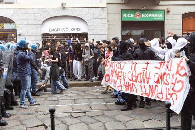 IPA89816953 - Milan, October 17, 2026: Italia in Piazza demonstration; violent clashes between police and the student movement  Copyright: xFrancescoxEnriquezx xFrancescoxEnriquezx IPA89816953