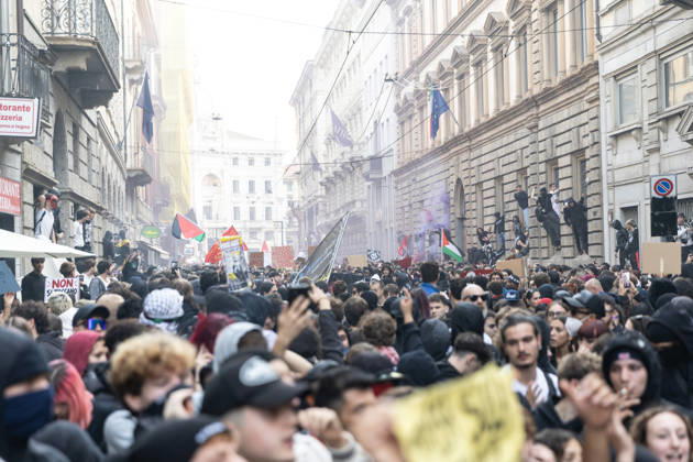 IPA89816957 - Milan, October 17, 2026: Italia in Piazza demonstration; violent clashes between police and the student movement  Copyright: xFrancescoxEnriquezx xFrancescoxEnriquezx IPA89816957