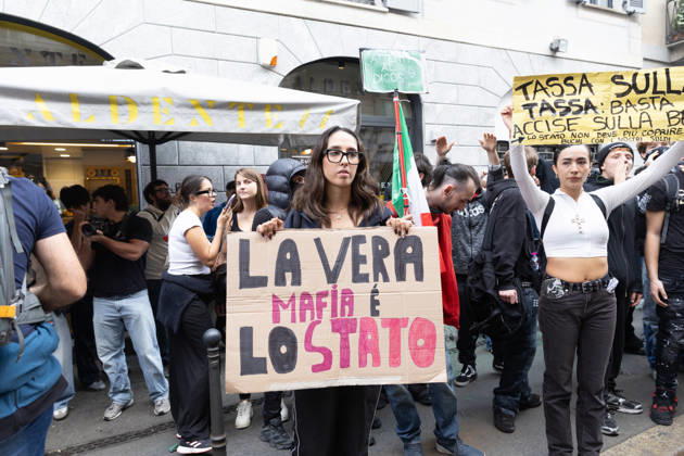 IPA89816960 - Milan, October 17, 2026: Italia in Piazza demonstration; violent clashes between police and the student movement  Copyright: xFrancescoxEnriquezx xFrancescoxEnriquezx IPA89816960
