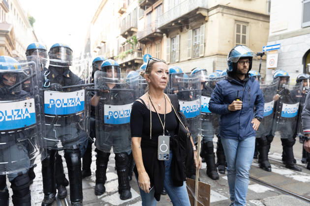IPA89816963 - Milan, October 17, 2026: Italia in Piazza demonstration; violent clashes between police and the student movement  Copyright: xFrancescoxEnriquezx xFrancescoxEnriquezx IPA89816963