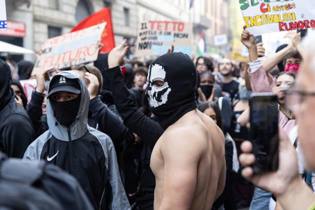 IPA89816965 - Milan, October 17, 2026: Italia in Piazza demonstration; violent clashes between police and the student movement  Copyright: xFrancescoxEnriquezx xFrancescoxEnriquezx IPA89816965