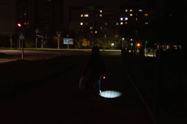 Power outage amid the Russia-Ukraine war in Lviv LVIV, UKRAINE – OCTOBER 17: People walk along dark streets during a power outage amid the Russia-Ukraine war and dropping temperatures in Lviv, Ukraine, on October 17, 2026. On the night of October 17, Russian forces launched a massive, combined-arms strike, targeting areas including the western regions of Ukraine. The energy sector was the primary target of the attacks. According to President Zelensky, the Russians inflicted one of the biggest blows to the Ukrainian energy sector today. Power outage schedules have been introduced across Ukraine. Olena Znak Anadolu L vivs ka Oblast Ukraine. Editorial use only. Please get in touch for any other usage.  Copyright: x2026xAnadoluxOlenaxZnakx