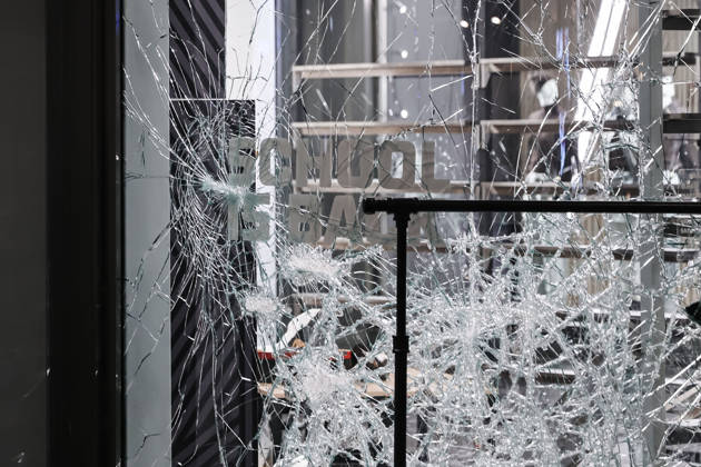 IPA89830535 - Milan: Damage caused by clashes between protesters and police during the Italia in Piazza demonstration against the high cost of living in the city center. Pictured: Damage to the Foot Locker store on Corso Vittorio Emanuele II Copyright: xAlessandroxBremecx xx IPA89830535