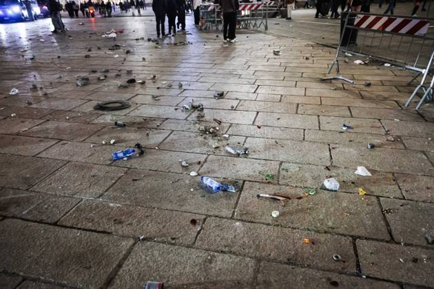 IPA89830549 - Milan: Damage caused by clashes between protesters and police during the Italia in Piazza demonstration against the high cost of living in the city center. Pictured: Damage in Piazza del Duomo Copyright: xAlessandroxBremecx xx IPA89830549