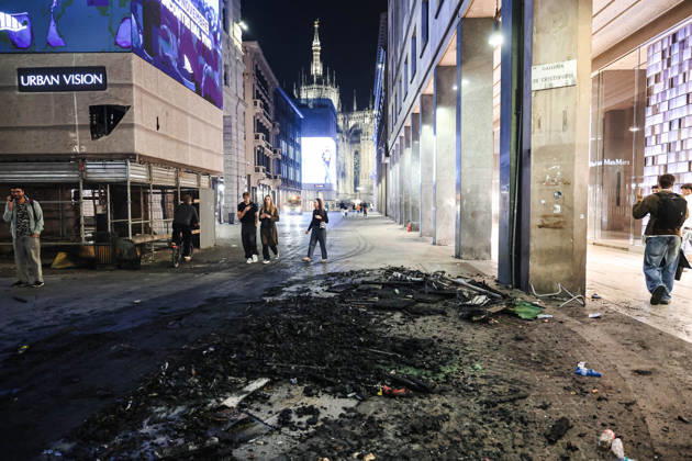 IPA89830540 - Milan: Damage caused by clashes between protesters and police during the Italia in Piazza demonstration against the high cost of living in the city center. Pictured: Damage on Corso Vittorio Emanuele II Copyright: xAlessandroxBremecx xx IPA89830540