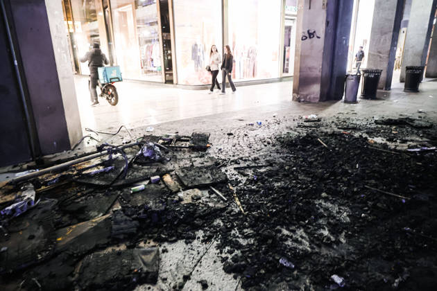 IPA89830542 - Milan: Damage caused by clashes between protesters and police during the Italia in Piazza demonstration against the high cost of living in the city center. Pictured: Damage on Corso Vittorio Emanuele II Copyright: xAlessandroxBremecx xx IPA89830542