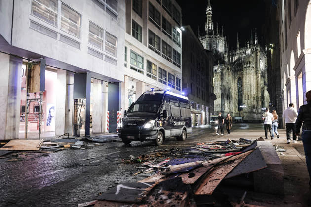 IPA89830543 - Milan: Damage caused by clashes between protesters and police during the Italia in Piazza demonstration against the high cost of living in the city center. Pictured: Police and Carabinieri on Corso Vittorio Emanuele II Copyright: xAlessandroxBremecx xx IPA89830543