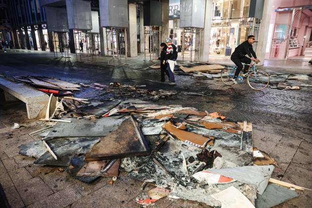 IPA89830544 - Milan: Damage caused by clashes between protesters and police during the Italia in Piazza demonstration against the high cost of living in the city center. Pictured: Damage on Corso Vittorio Emanuele II Copyright: xAlessandroxBremecx xx IPA89830544